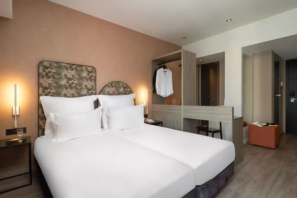 een hotelkamer met een bed en een nachtkastje