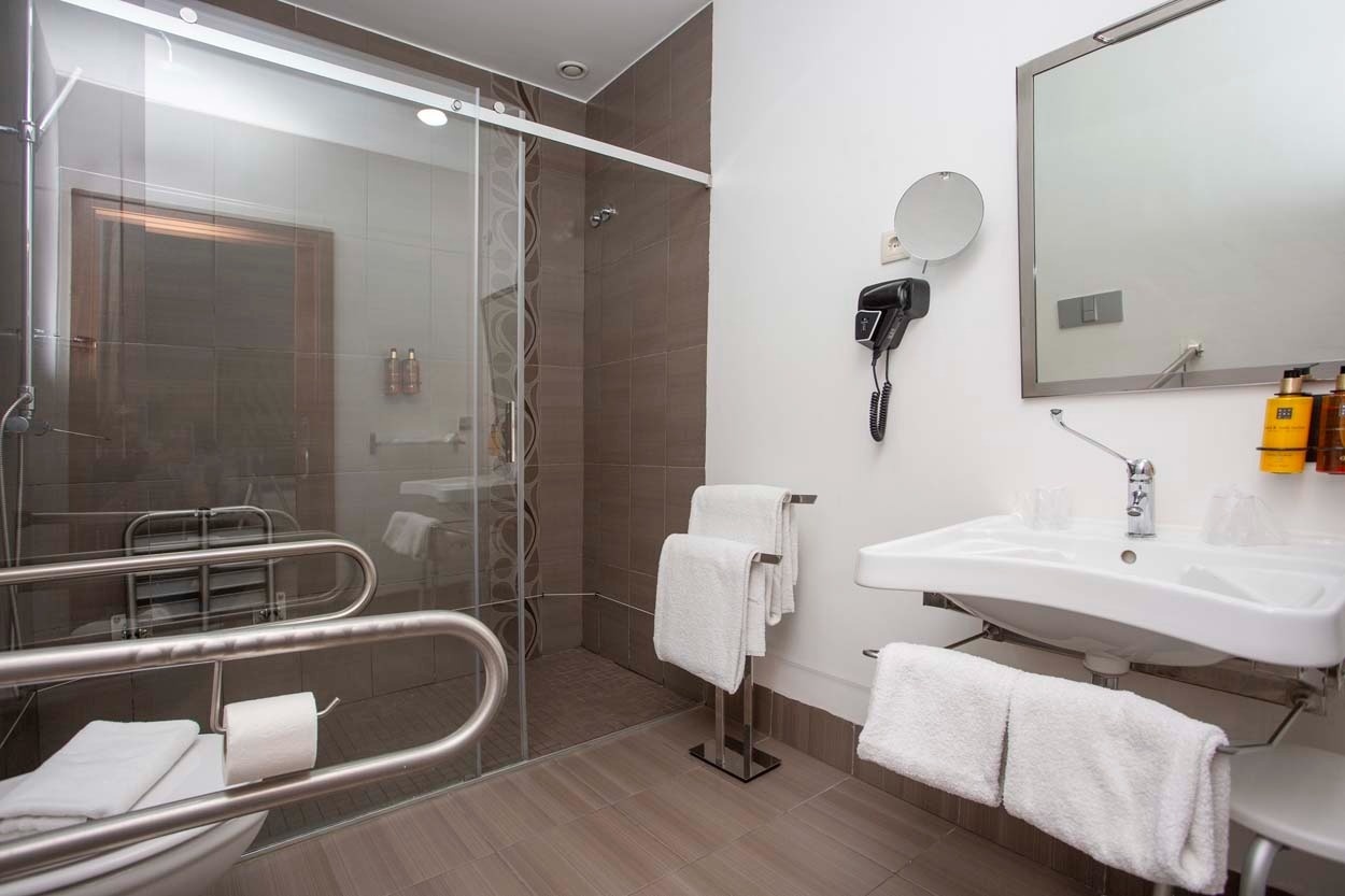 Modernes Badezimmer mit barrierefreier Dusche und Waschbecken im Casual Belle Époque Boutique-Hotel in Lissabon.