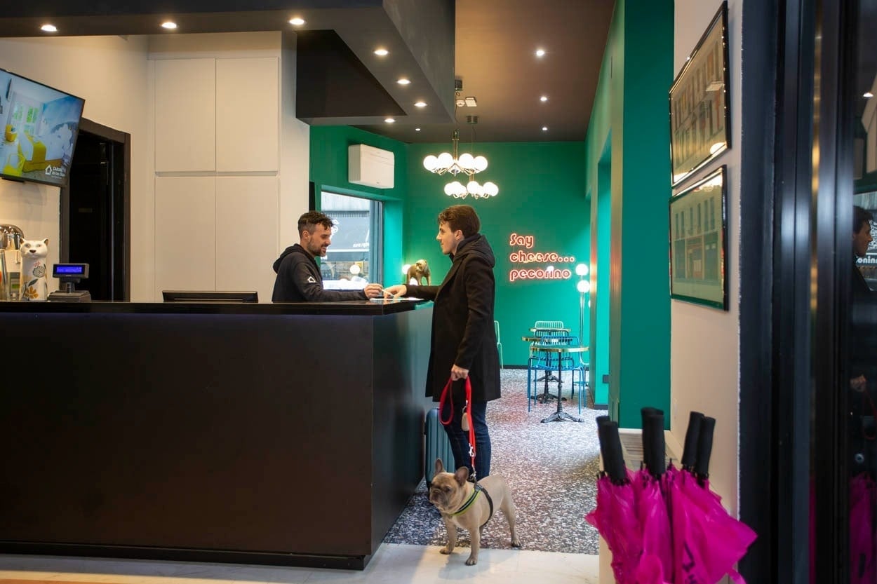 Hund mit Halter an der Rezeption im Casual Eclettico Milano – Hotel Mailand Nähe Bahnhof Centrale
