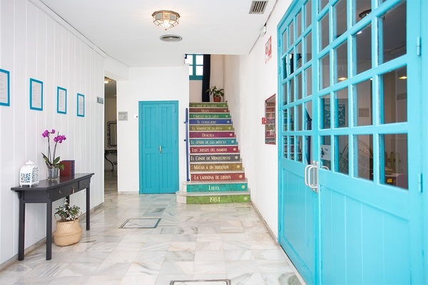um corredor com escadas coloridas e uma porta azul