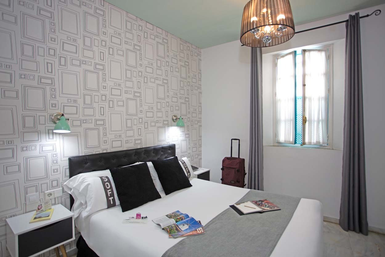 Stilvolles Schlafzimmer im Casual de las Letras Sevilla, inspiriert von der Literatur. Gemütlich und modern.