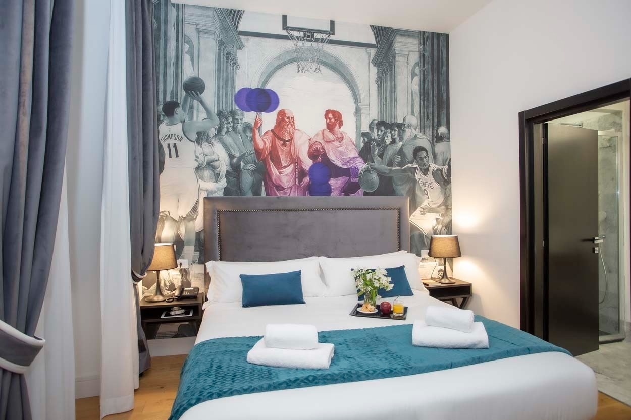Komfortables Hotelzimmer im Casual Rinascimento Firenze mit Basketball-Wandbild.