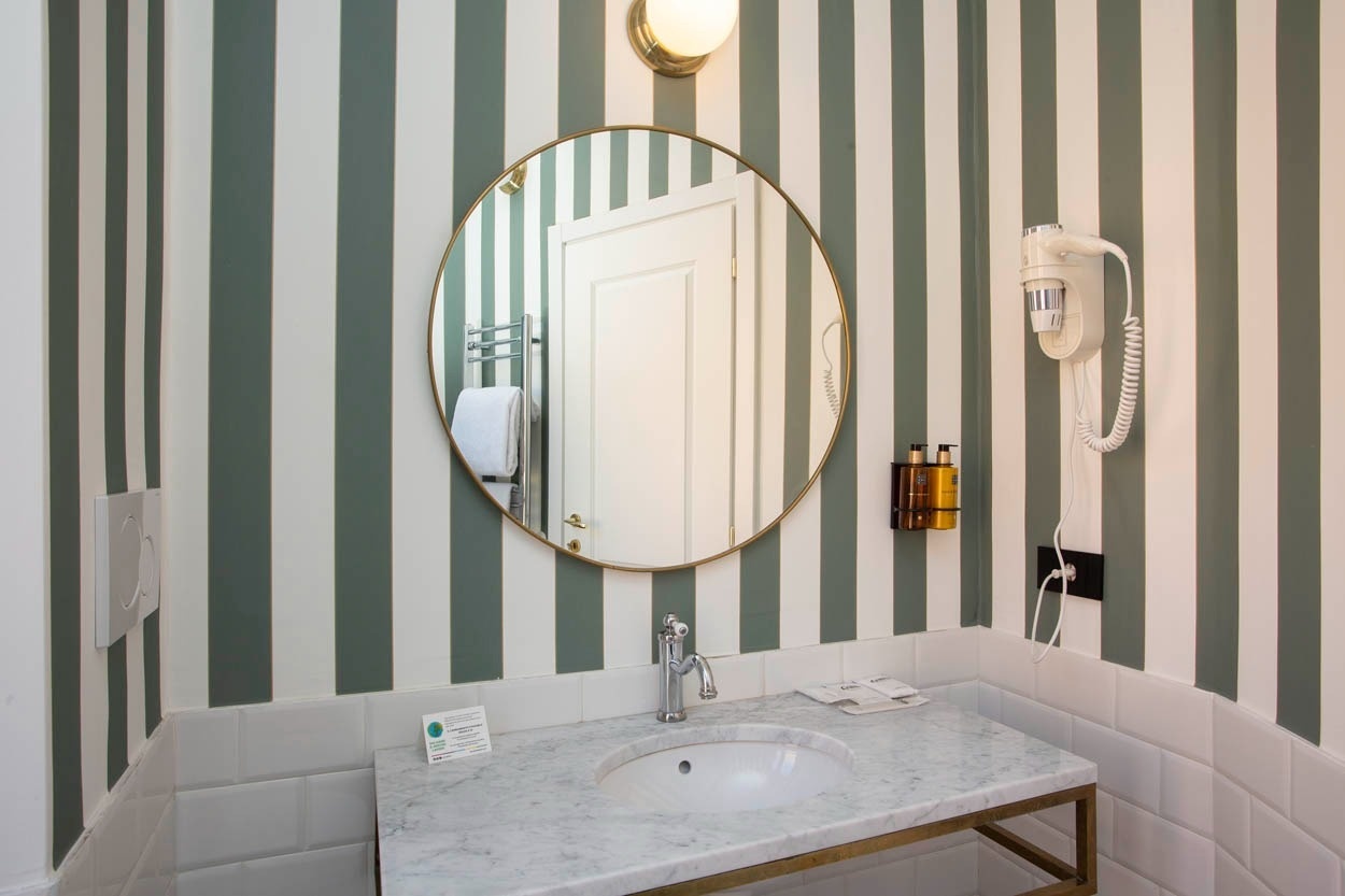 Moderne Badezimmerausstattung mit Streifentapete im Casual Eclettico Milano Hotel.