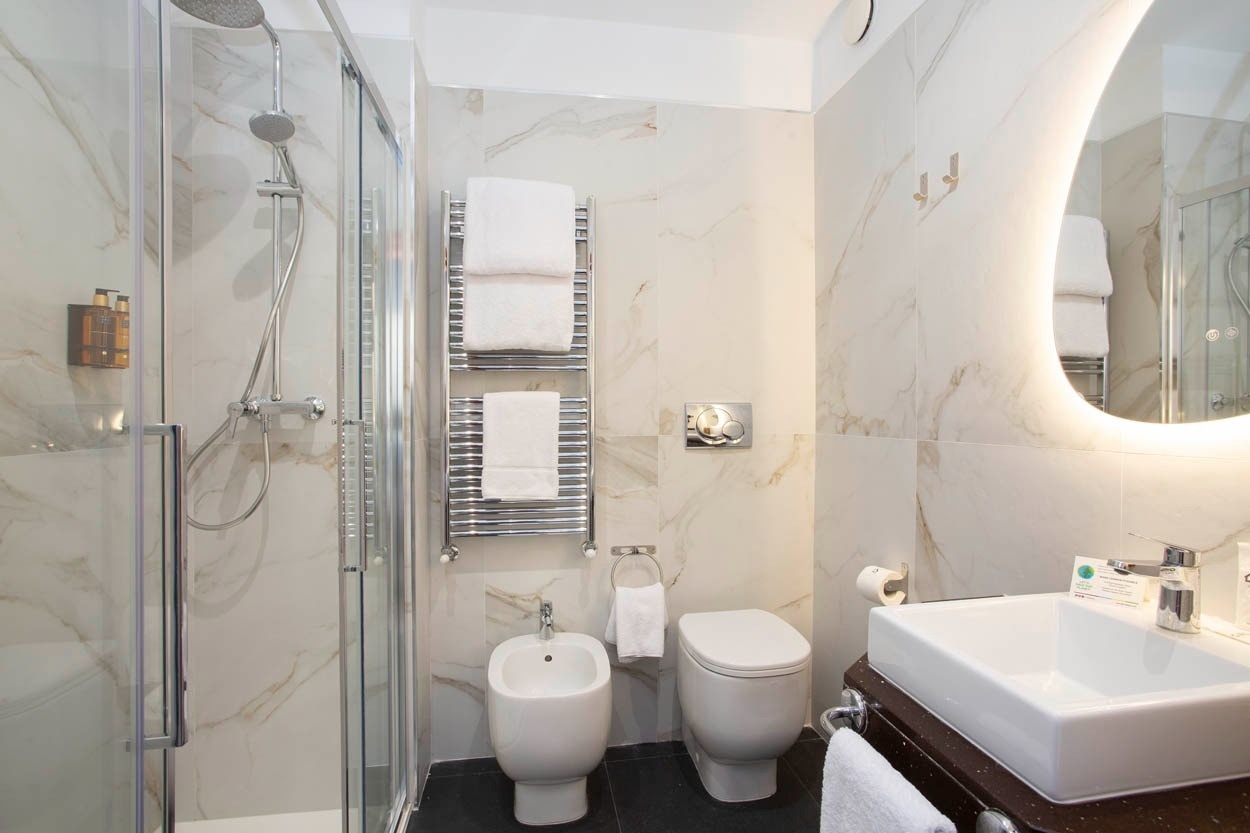 Modernes Badezimmer im Casual Eclettico Milano - Hotel Mailand, mit Dusche, Bidet und Waschbecken.