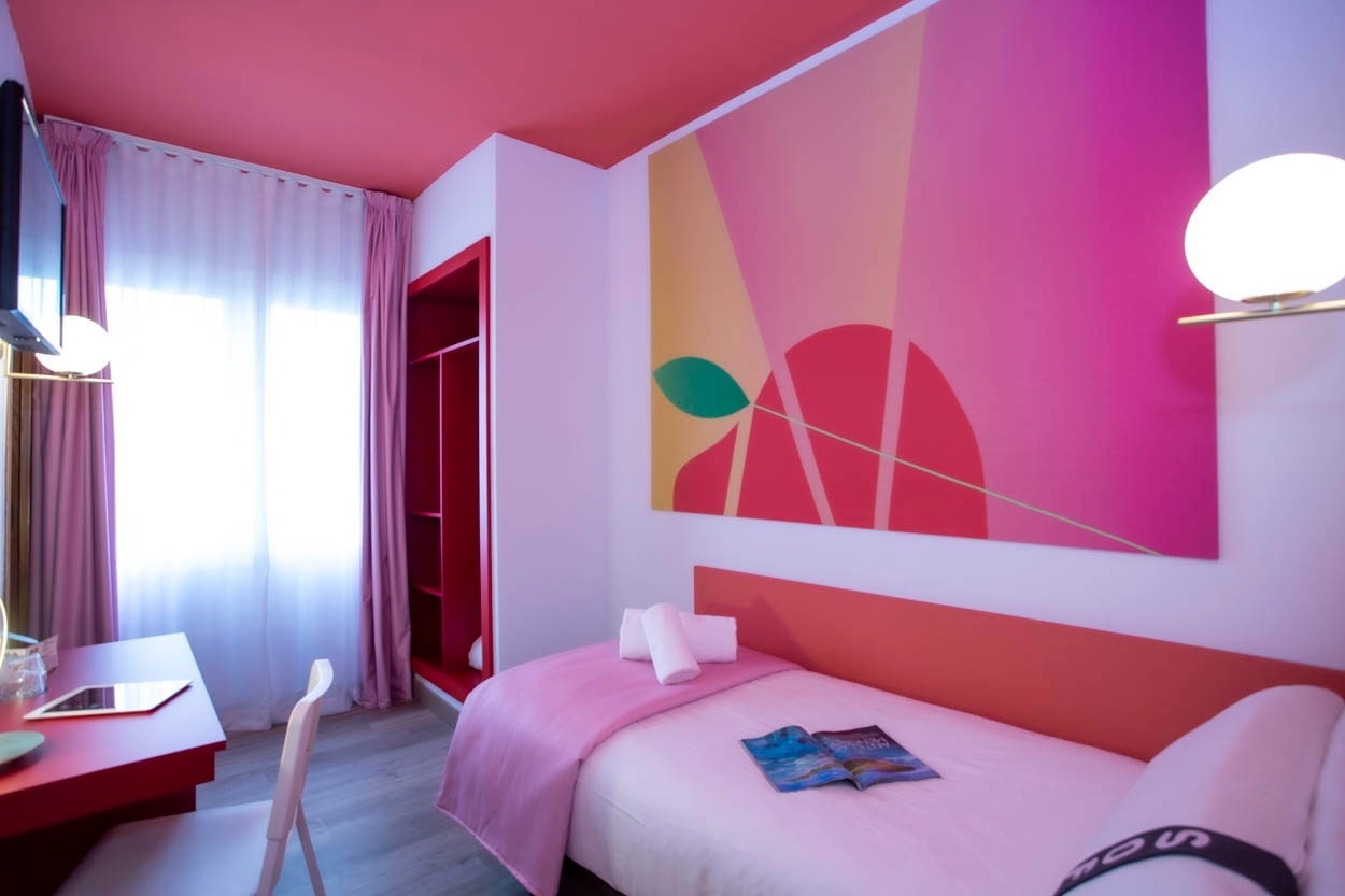 Kleurrijke kamer in Casual Colours Barcelona - Hotel bij Sants, Barcelona.