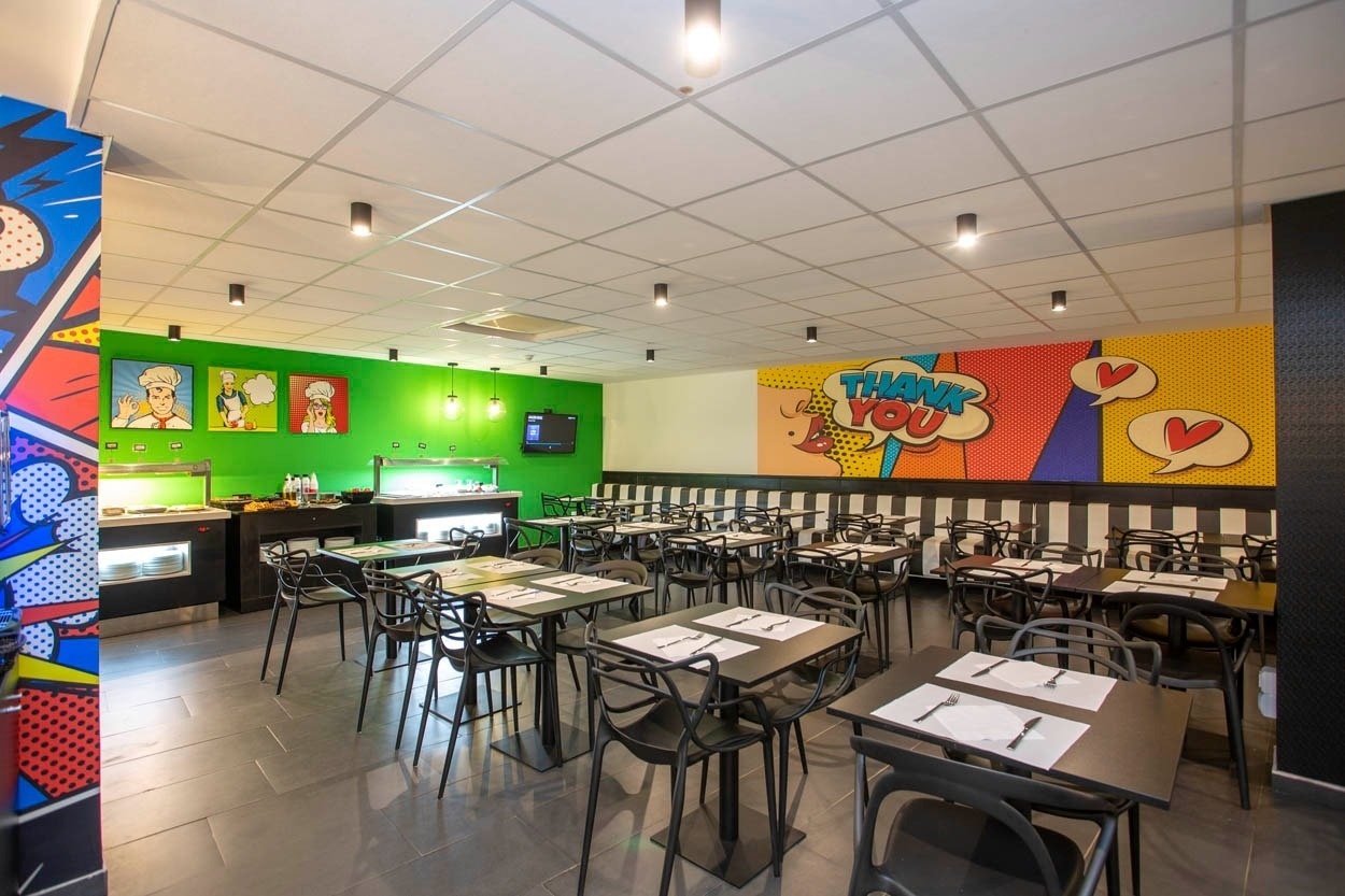 Casual Pop Art Benidorm: Speisesaal mit Pop-Art-Wandgemälden und modernen Tischen. Einzigartiges kulinarisches Erlebnis im Casual Pop Art Benidorm.