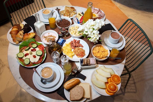 una mesa llena de platos de comida y bebidas