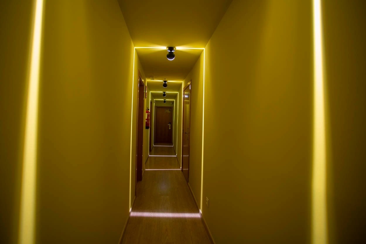 Stijlvolle gang met gele accentverlichting in Casual Colours Barcelona - Hotel bij Sants