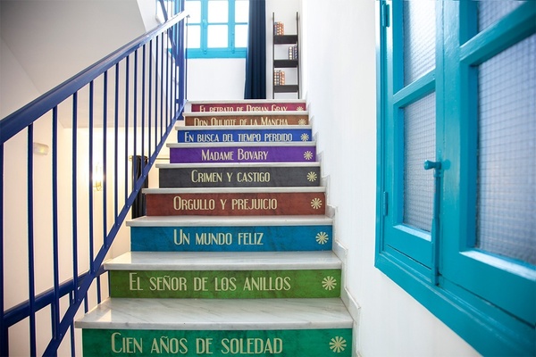les escaliers sont décorés avec des livres tels que cien anos de soledad