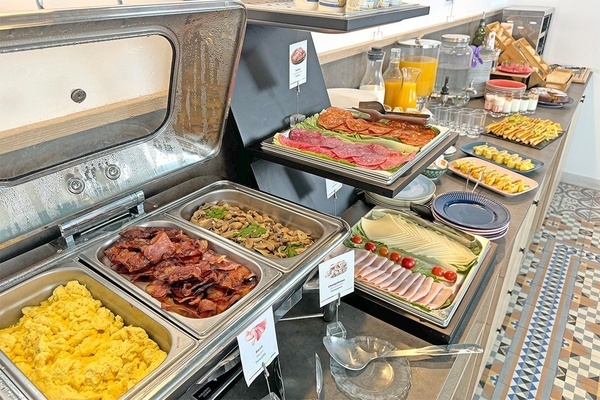 a buffet with a sign that says ' eggs ' on it