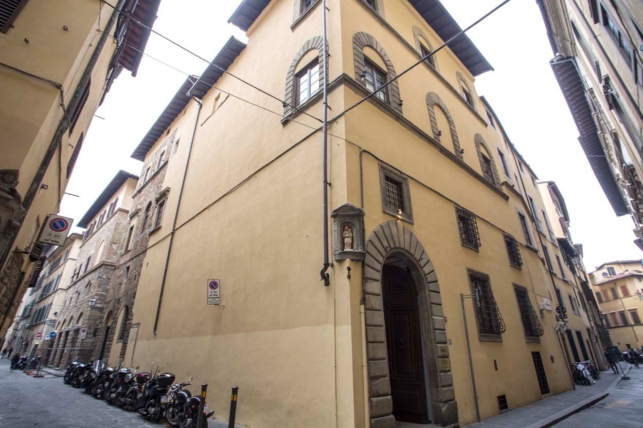 Casual Rinascimento Firenze: Zentrales Hotel mit Pool in Florenz, charmantes Gebäude mit Bögen und Motorrädern