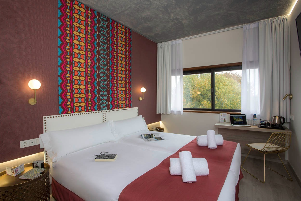 Modernes Hotelzimmer mit zwei Betten im Casual Inca Porto – Zentrales Hotel in Porto.