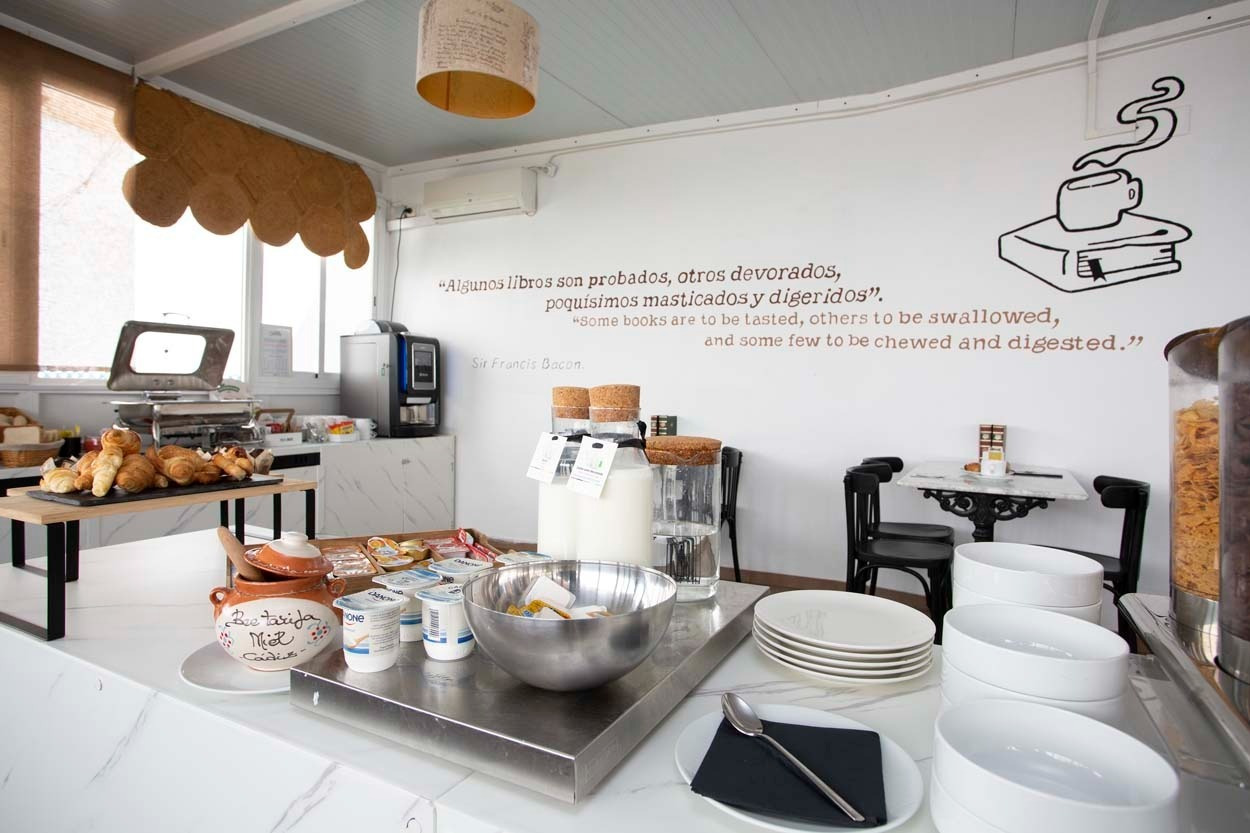 Gemütliches Frühstücksbuffet im Casual de las Letras Sevilla, Hotel mit literarischem Thema.