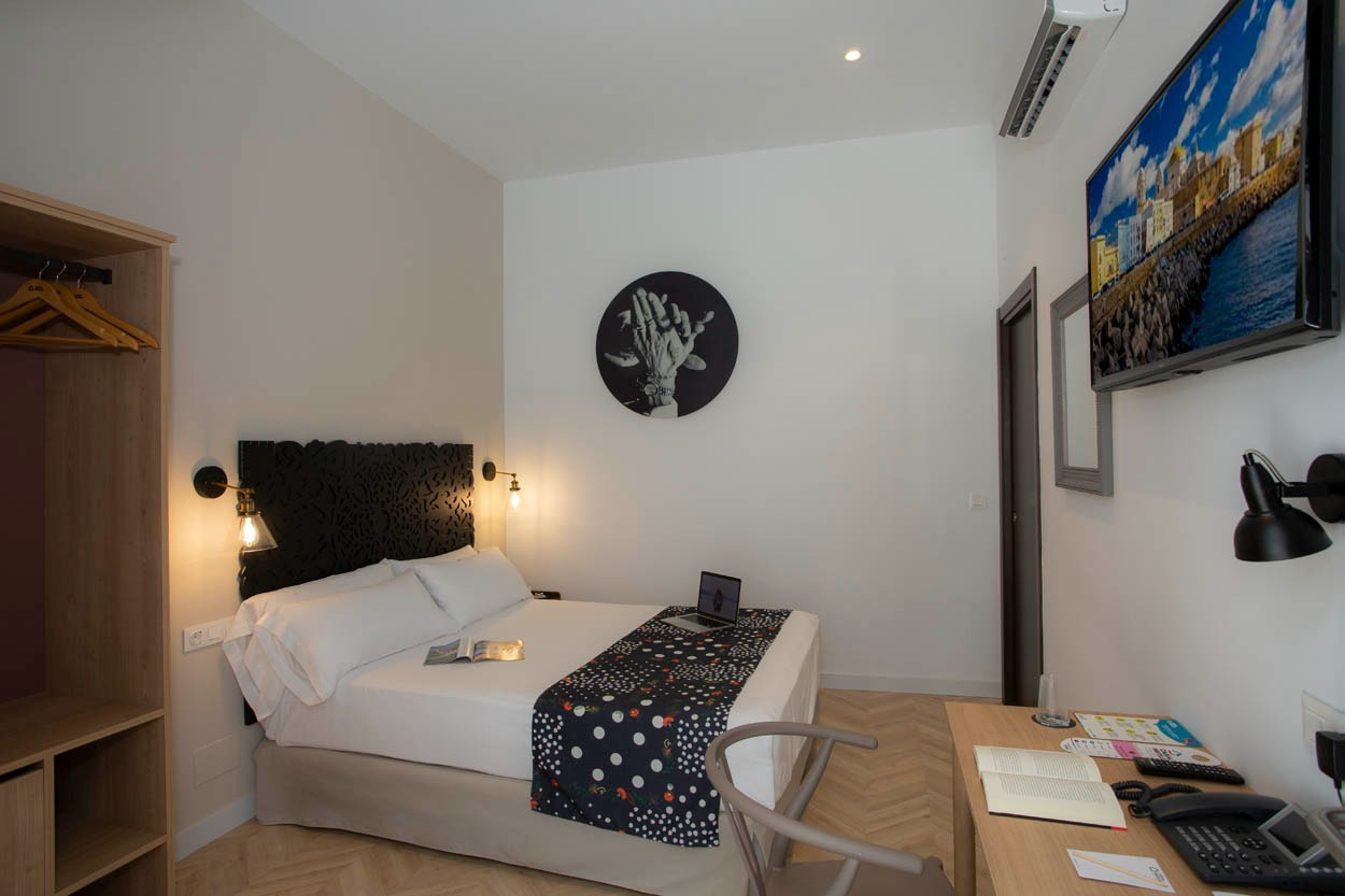 Modernes Hotelzimmer mit Doppelbett im Casual con Duende Cádiz - Hotel im historischen Zentrum von Cádiz | Casual Hoteles