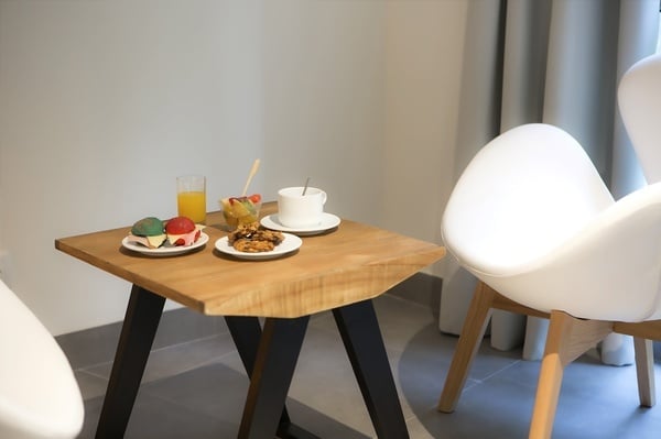uma mesa de madeira com pratos de comida e um copo de suco de laranja