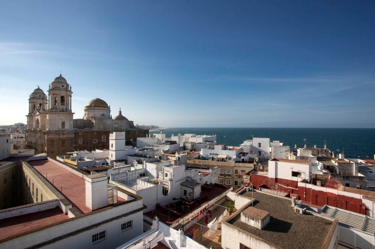 Blick auf die Kathedrale und das Meer vom Casual con Duende Cádiz - Hotel im historischen Zentrum von Cádiz.
