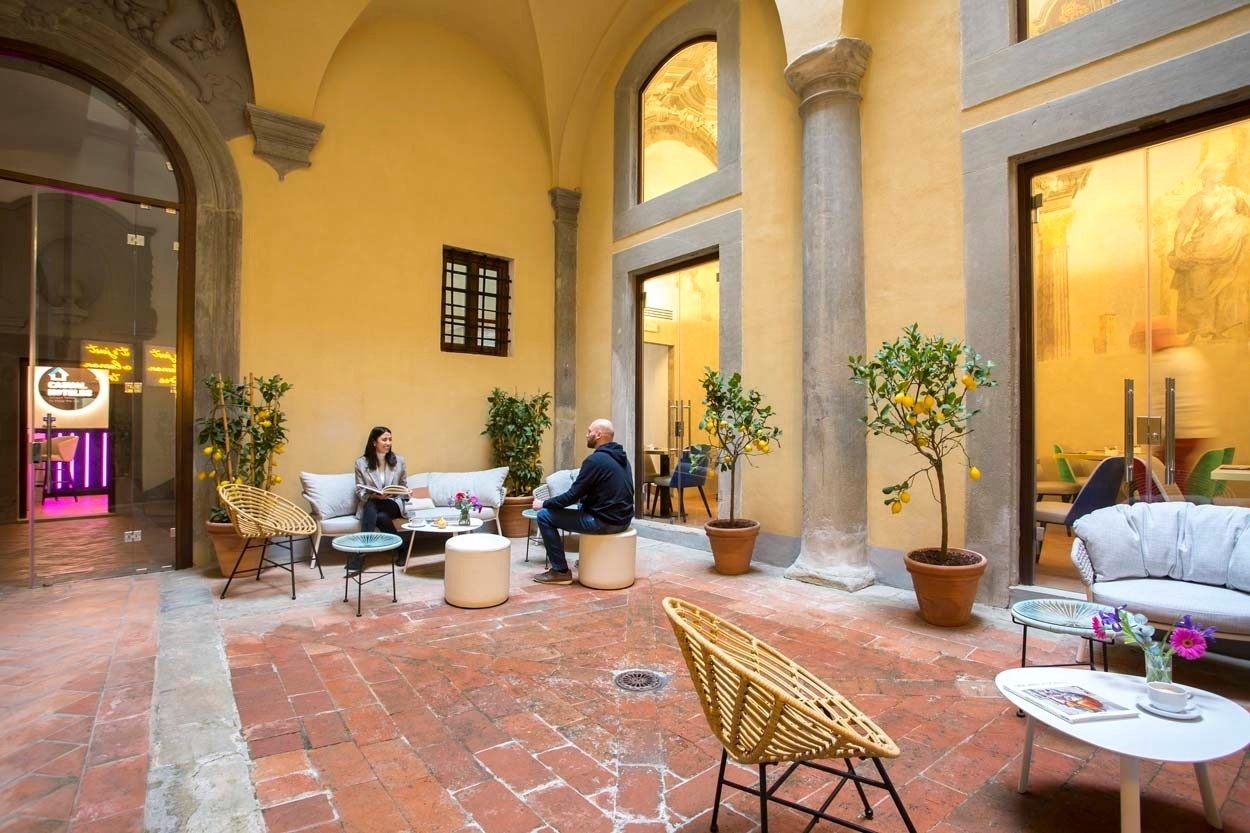 Entspannter Innenhof im Casual Rinascimento Firenze – Ihr zentrales Hotel mit Pool in Florenz.