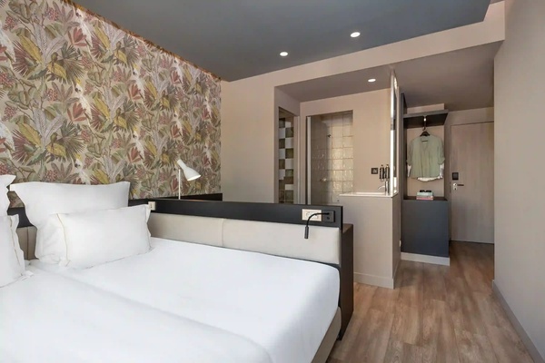 een hotelkamer met een bed en een badkamer
