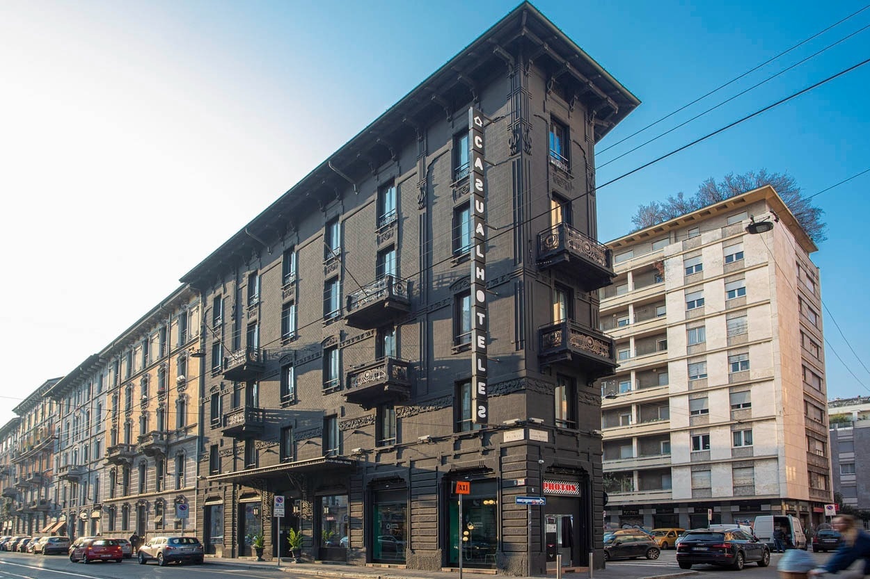Dunkles Backsteingebäude mit der Aufschrift 