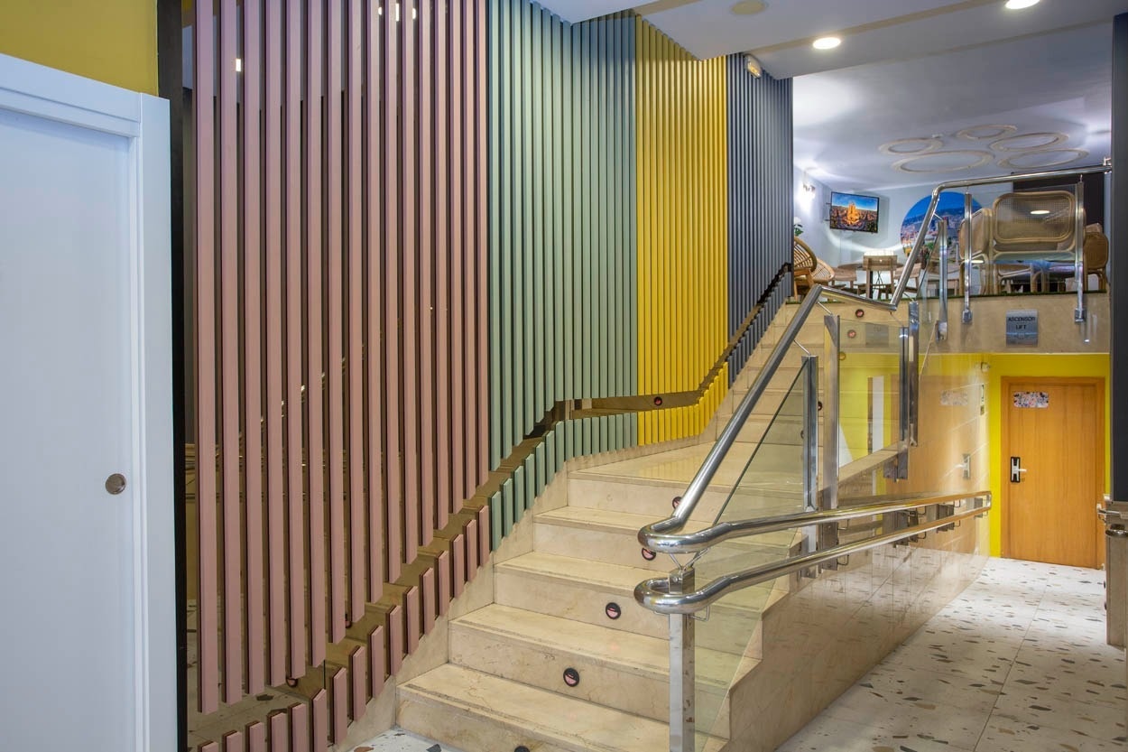 Moderne trap met casual kleuren. Casual Colours Barcelona hotel nabij Sants, Barcelona.