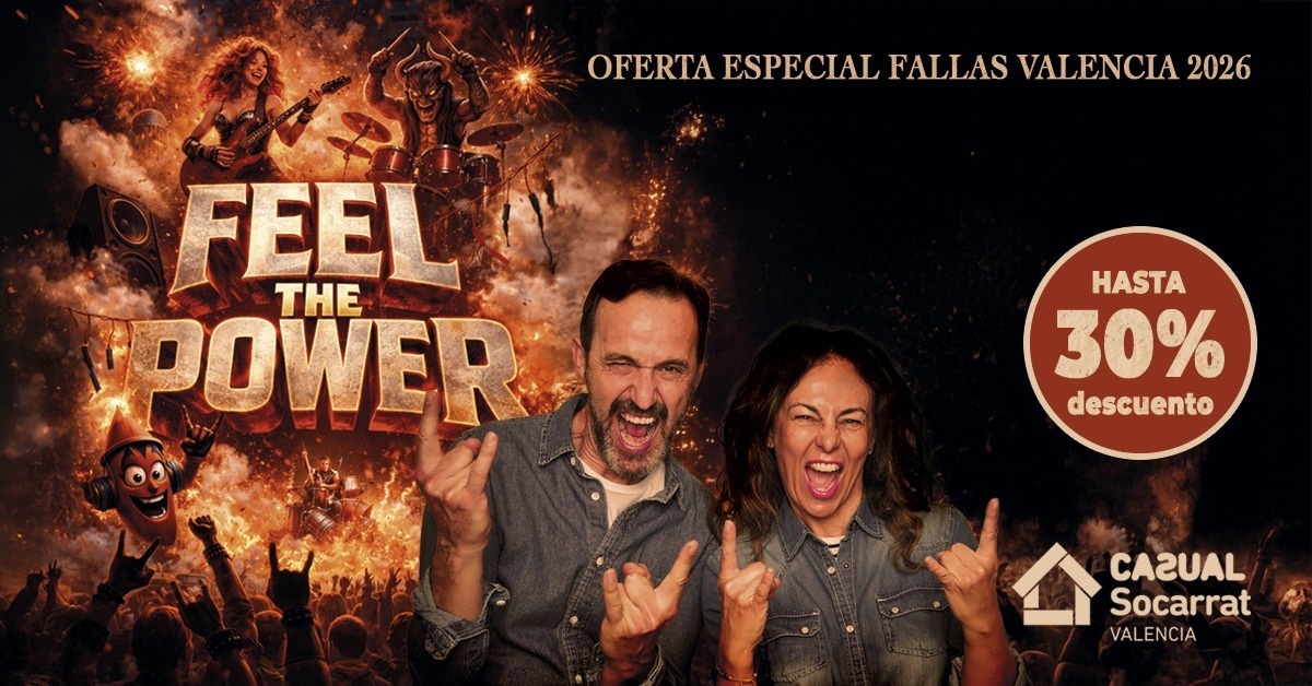 un hombre lleva a una mujer en sus hombros en la playa