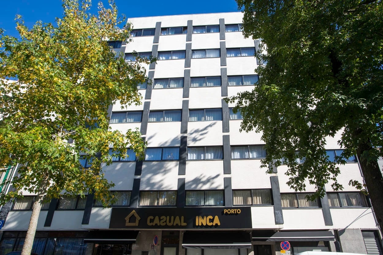 Casual Inca Porto – Zentrales Hotel in Porto mit moderner Fassade und Bäumen