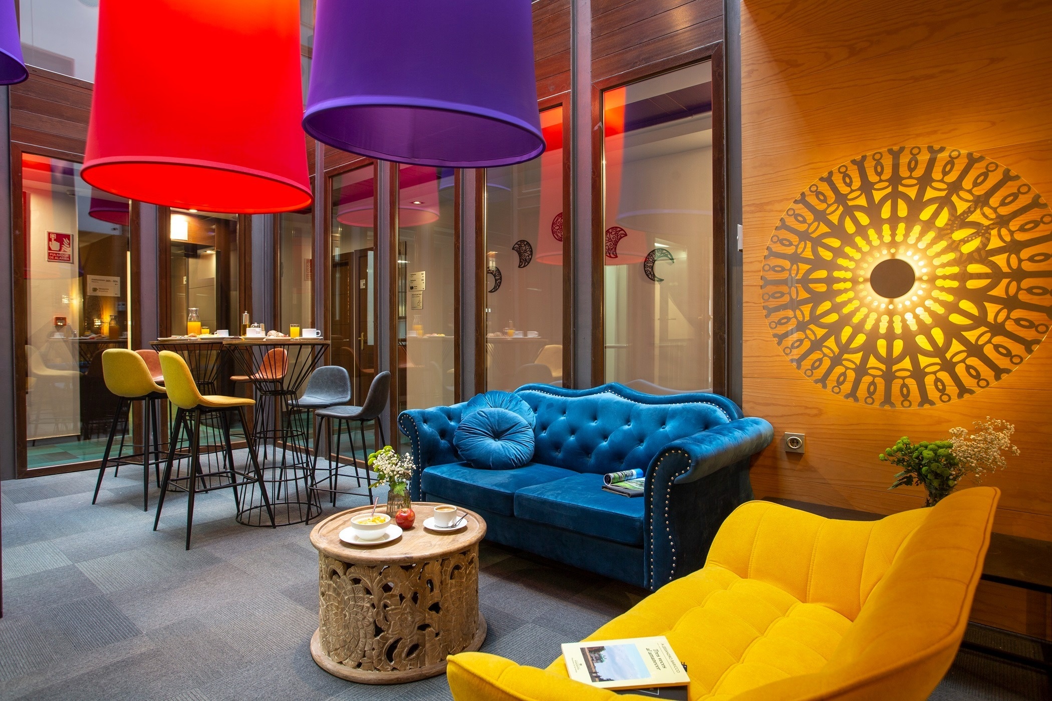 una sala de estar con un sofá azul y una silla amarilla