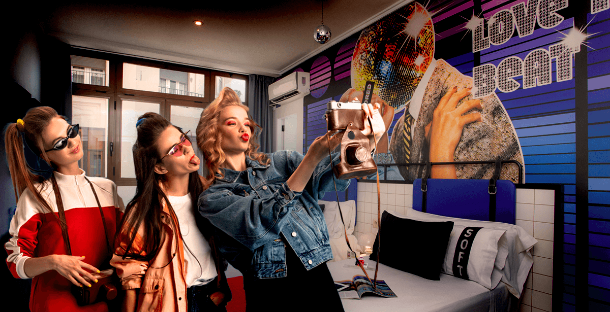 een man en een vrouw met zonnebril knuffelen elkaar