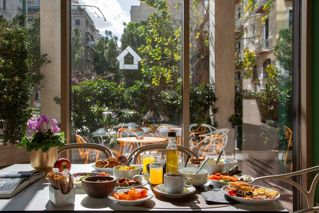 Frühstücksbuffet im Casual Kubic Athens Hotel mit Blick ins Grüne.