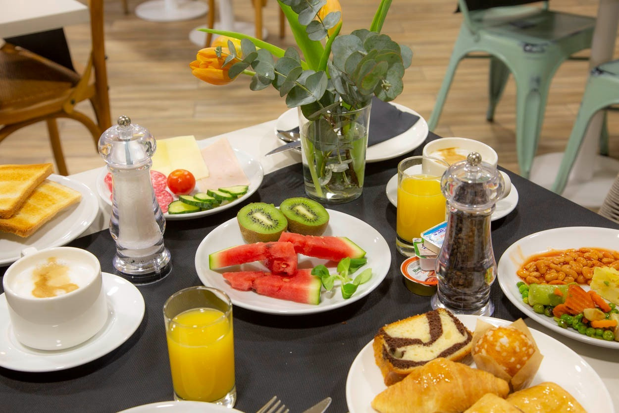 Frühstücksbuffet im Casual del Mar Málaga: Kaffee, Saft, Obst, Gebäck und mehr. Zentrales Hotel in Meeresnähe.
