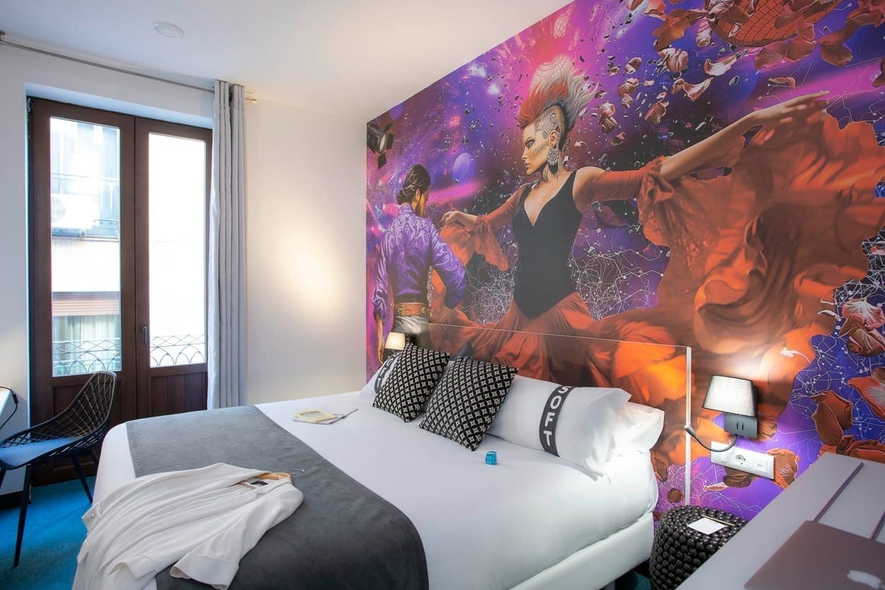Habitación de hotel boutique en Granada con mural artístico. Casual Ilbira Granada.