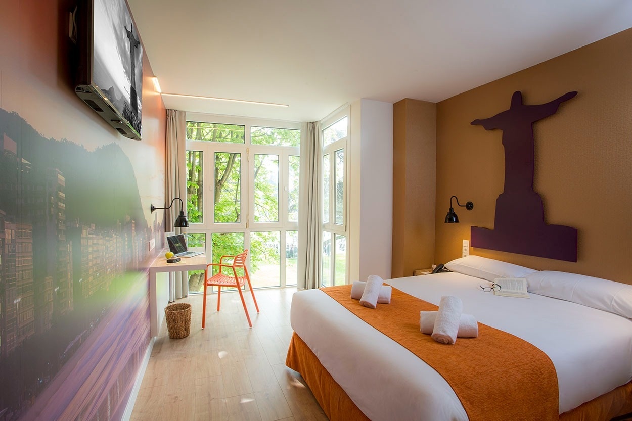 Modernes Hotelzimmer mit Stadtblick – Casual de las Olas San Sebastián