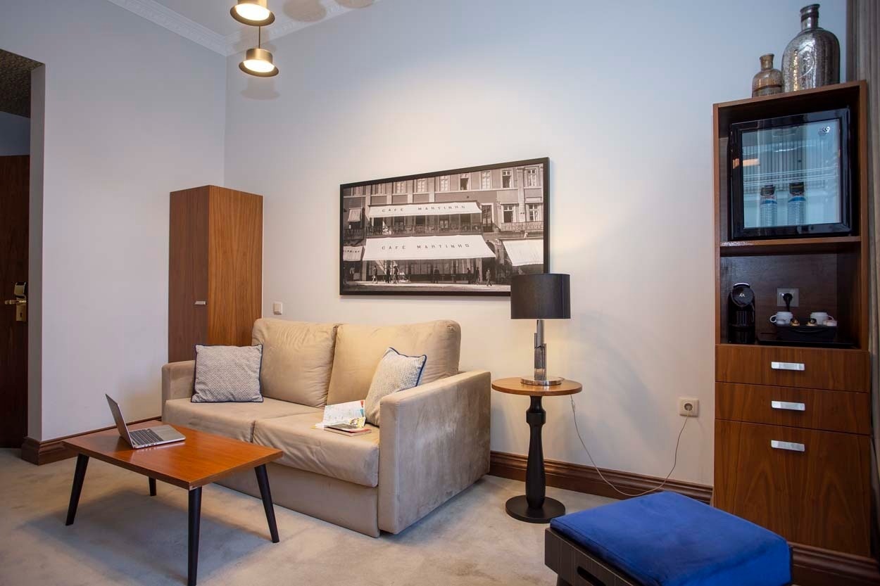 Gemütliches Zimmer im Casual Belle Époque - Boutique-Hotel, Lissabon. Sofa, Mini-Bar, Kunst.