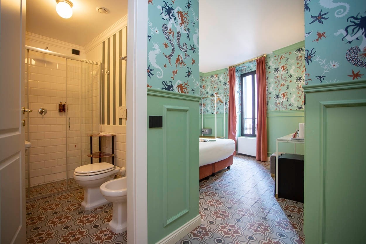 Modernes Badezimmer und Schlafzimmer mit Meerestier-Motiv im Casual Eclettico Milano - Hotel Mailand nähe Bahnhof Centrale.