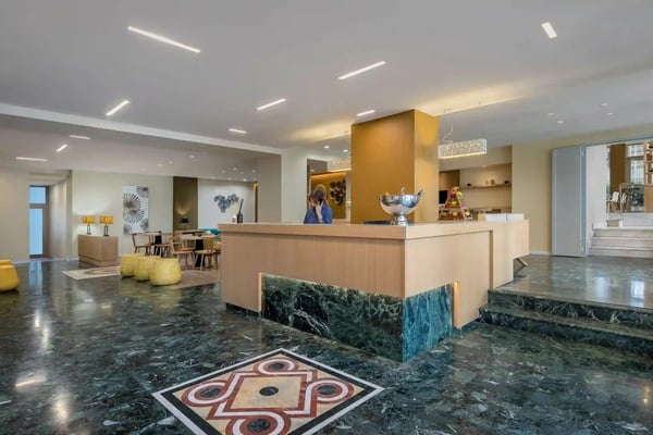 een vrouw spreekt aan de receptie van een hotel