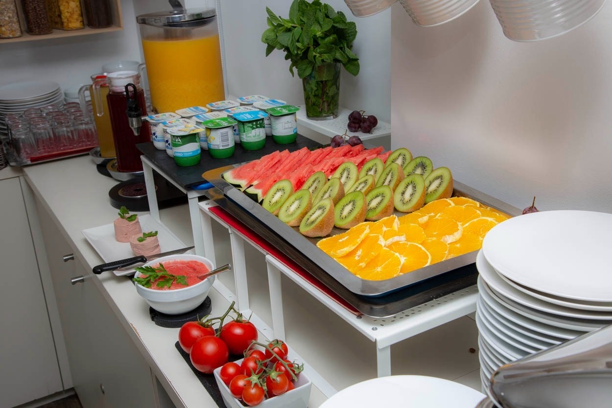 Buffet im Casual del Teatro Madrid – frisches Obst, Joghurt und Säfte für ein casual Frühstück.