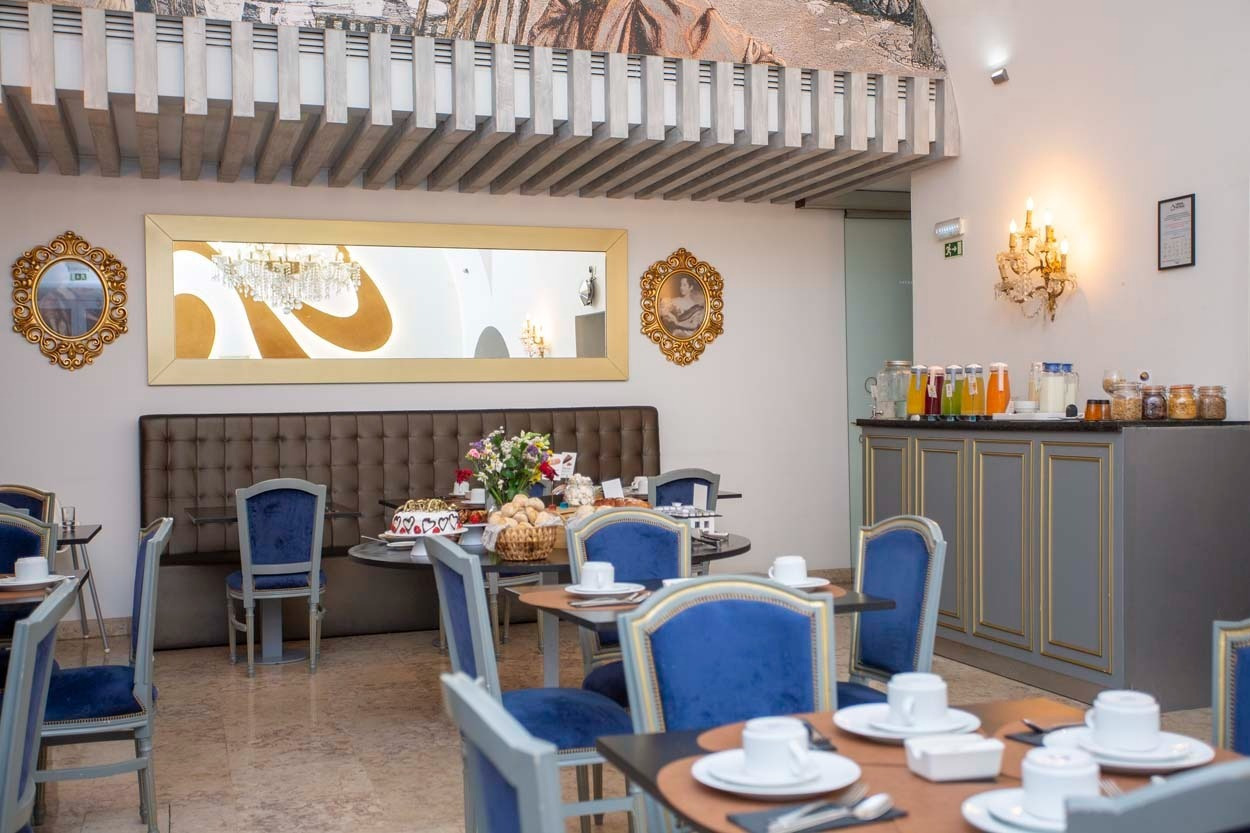 Frühstücksbuffet im Casual Belle Époque - Boutique-Hotel im Zentrum von Lissabon: Säfte, Gebäck, Obst.
