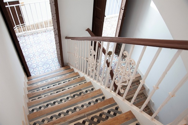 un escalier avec des marches en bois et un garde-corps blanc