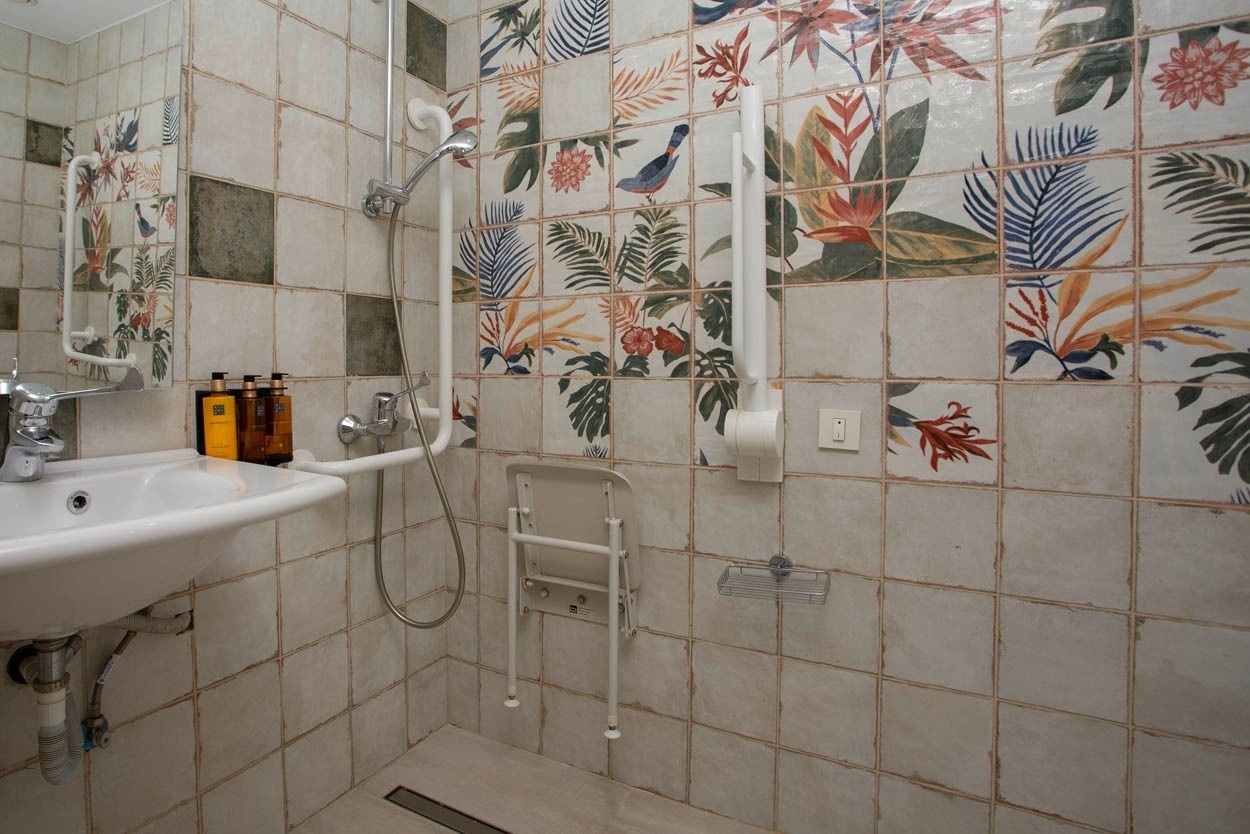 Barrierefreies Badezimmer mit tropischen Fliesen und Duschsitz, Casual Kubic Athens - Smart Hotel im Zentrum von Athen
