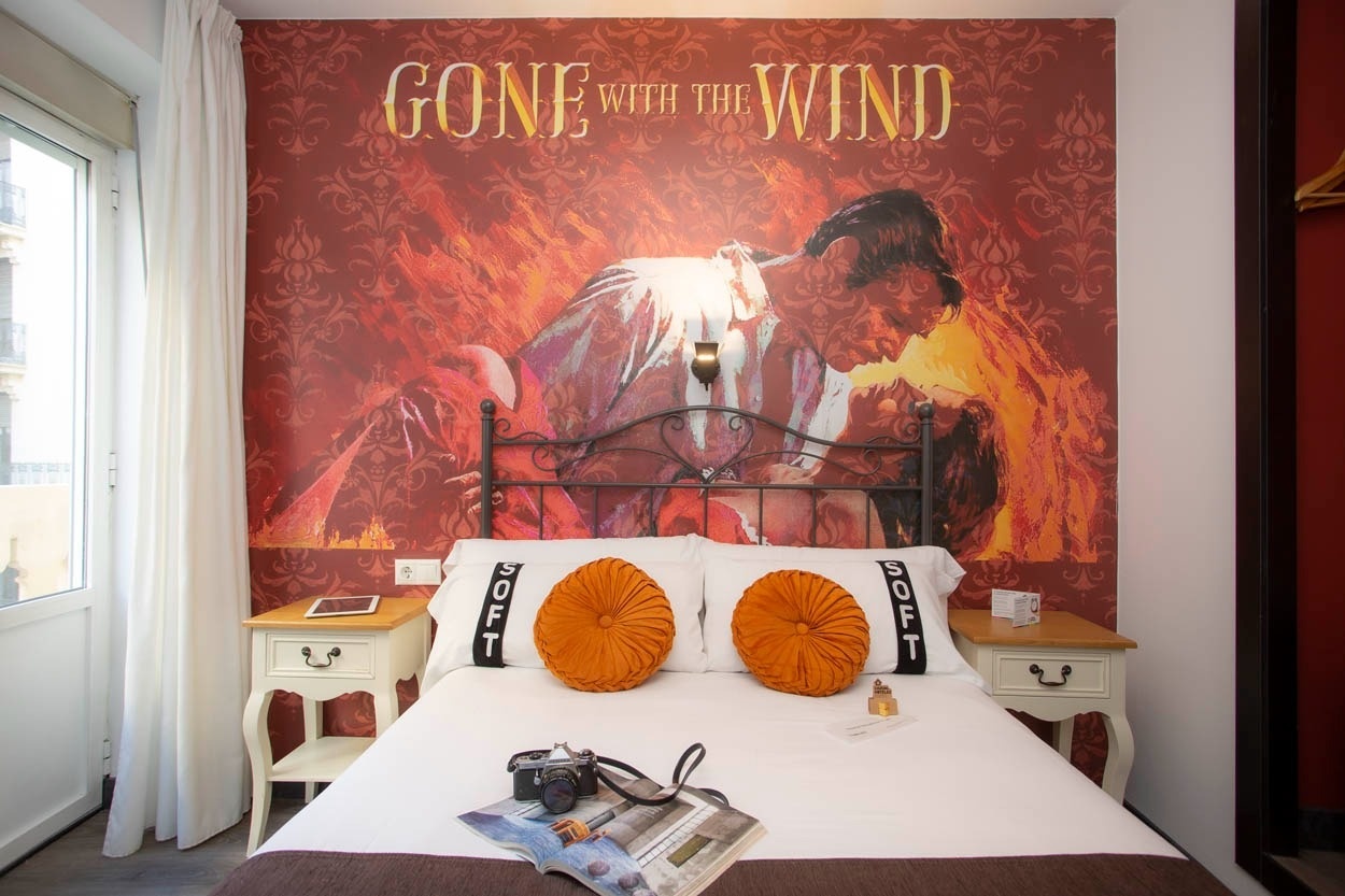 Themenzimmer im Casual del Cine Valencia mit „Vom Winde verweht“-Wandmalerei.