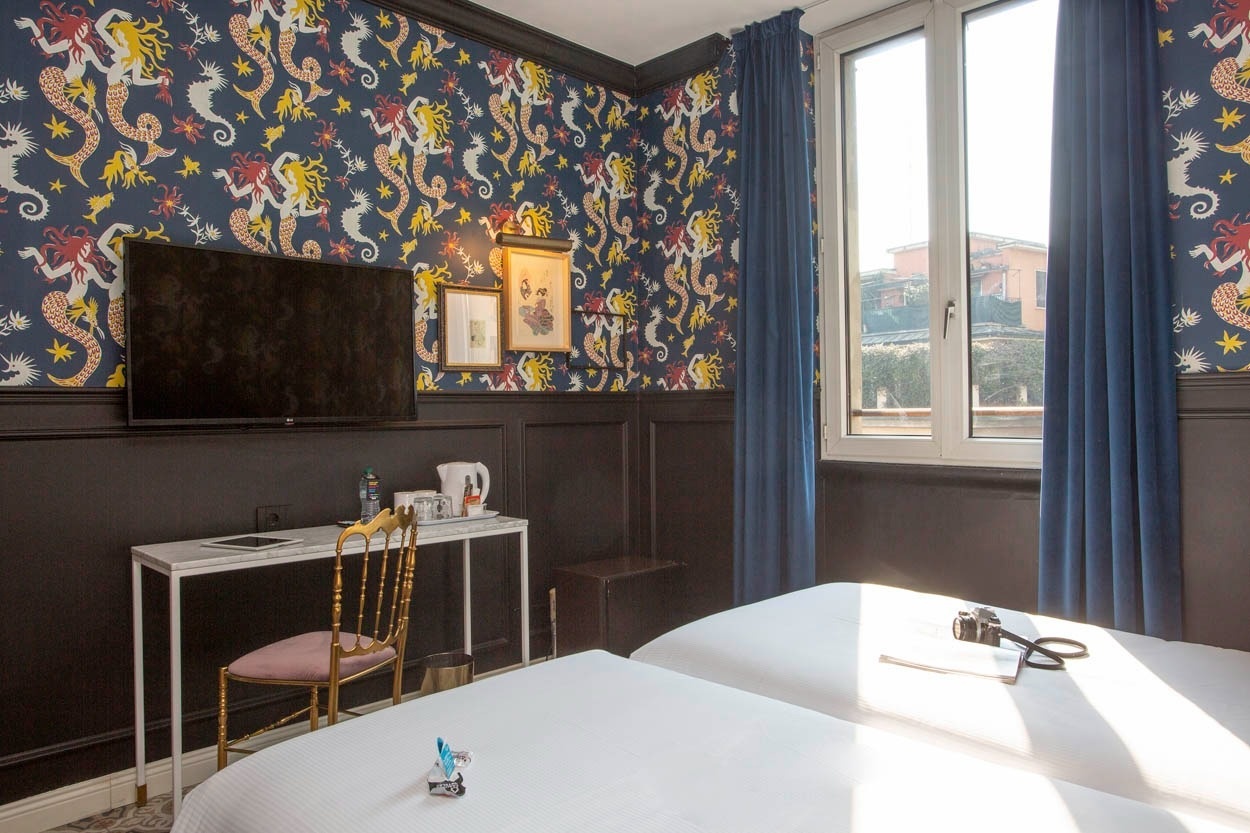 Hotelzimmer mit zwei Betten, blauem Vorhang & Meerjungfrau-Tapete. Casual Eclettico Milano - Hotel Mailand nähe Bahnhof Centrale.