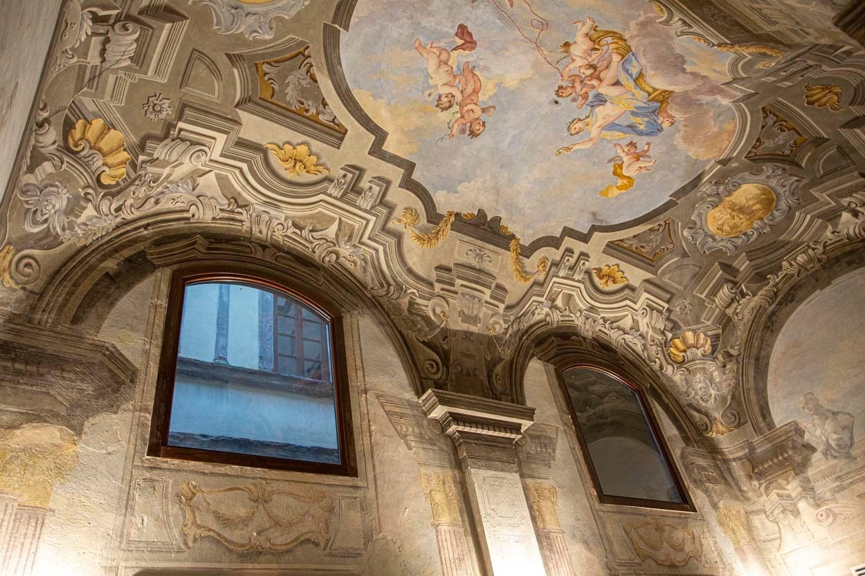 Deckenmalerei im Casual Rinascimento Firenze: Prunkvolle Decke mit Fresken und Ornamenten, Zentrales Hotel mit Pool in Florenz.