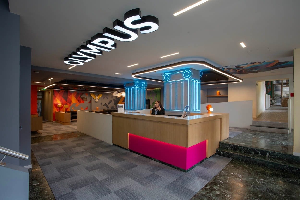Moderner Empfangsbereich: Casual Kubic Athens – stilvolles Hotel im Zentrum.