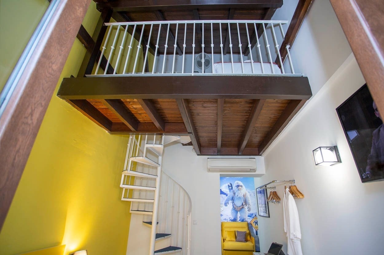 Escalera caracol y altillo en el Casual Ilbira Granada, hotel boutique céntrico.