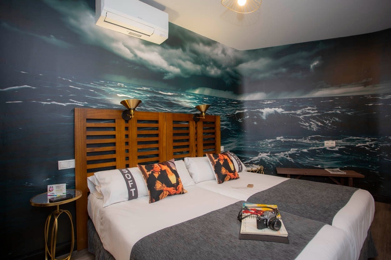 Schlafzimmer im Casual del Cine Valencia: Themenzimmer mit stürmischer Meereskulisse und gemütlicher Einrichtung.