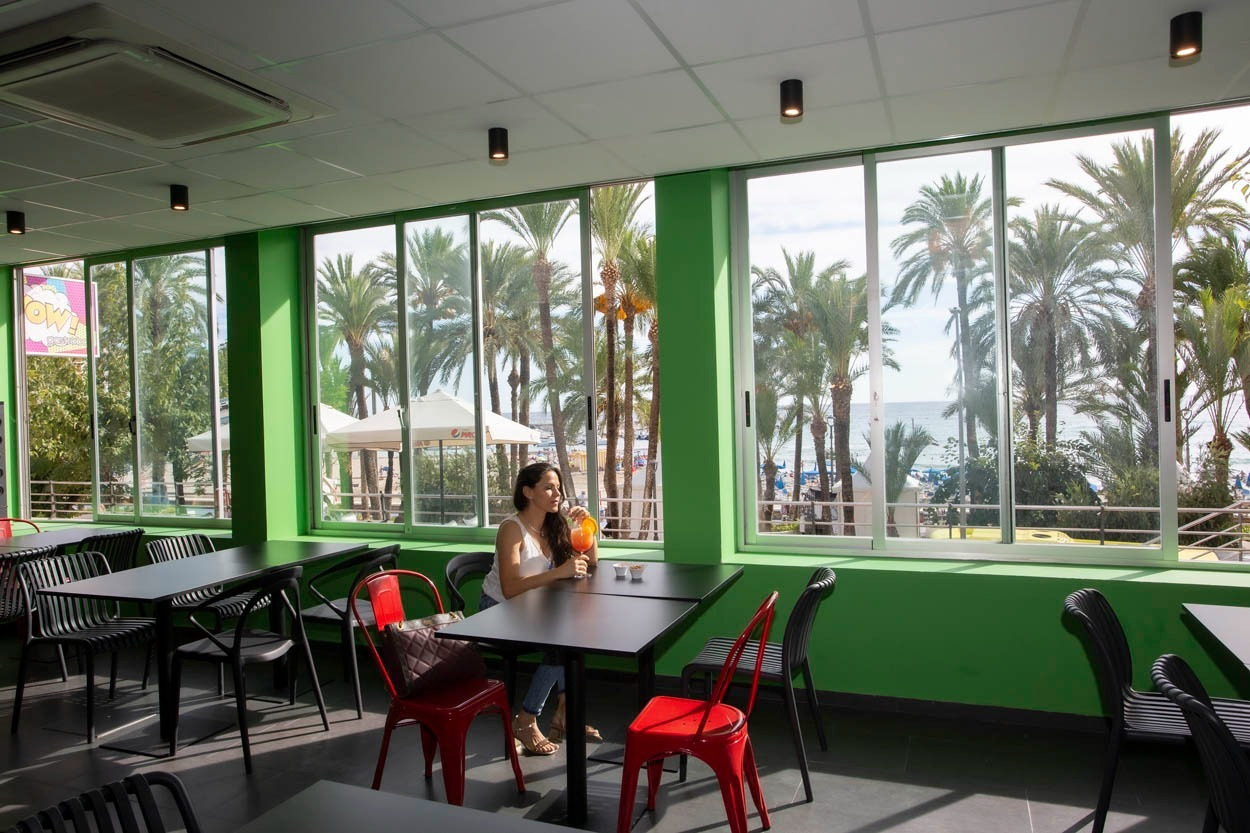 Entspanntes Pop-Art-Hotel in Benidorm mit Meerblick und Palmen. Perfekt für einen lässigen Urlaub. Casual Hoteles.