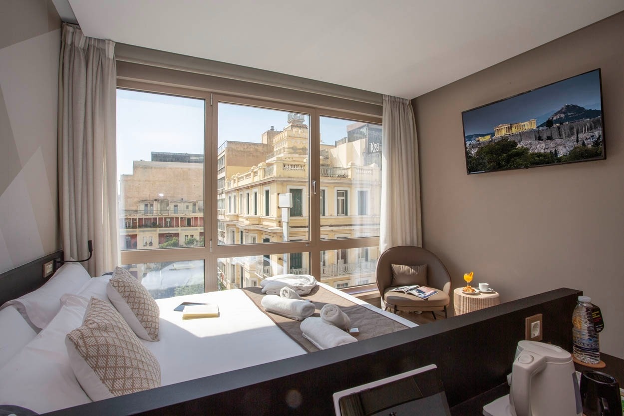 Gemütliches Zimmer im Casual Kubic Athens mit Blick auf die Akropolis – Ihr stilvolles Hotel im Zentrum Athens.