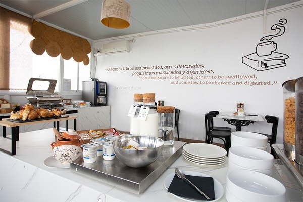 une salle de petit-déjeuner avec une citation écrite sur le mur