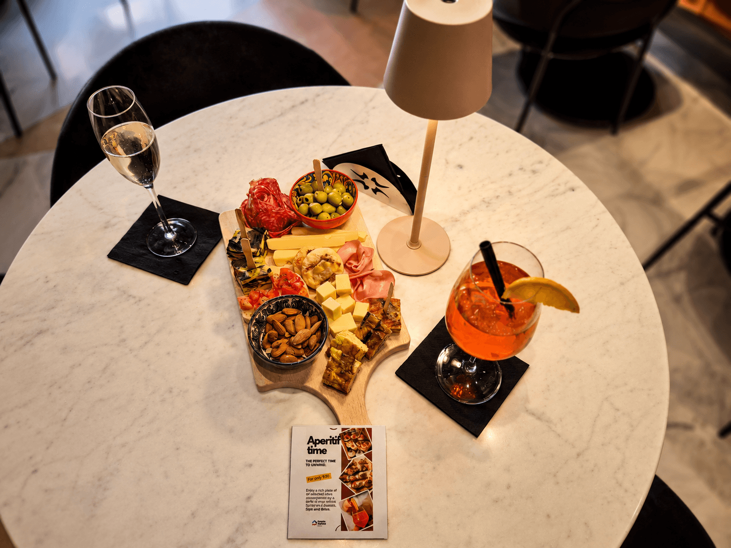 Genießen Sie Aperitif im Casual Eclettico Milano: Aperitif-Platte & Cocktail.