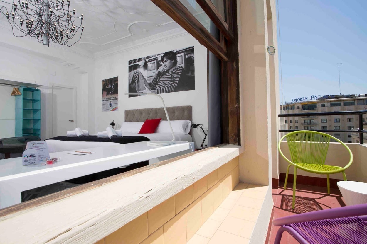 Habitación con balcón privado. Casual Vintage Valencia - Hotel céntrico junto al Ayuntamiento | Casual Hoteles.